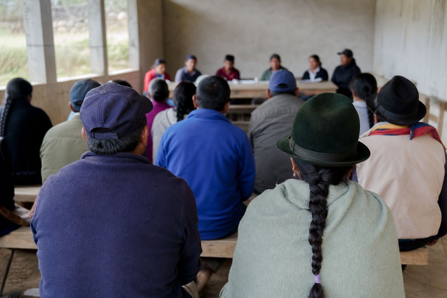 Asamblea comunitaria en la casa comunal