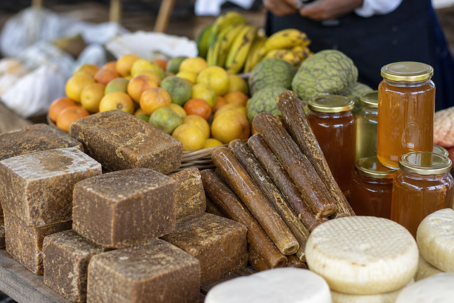Economía y Producción Puesto de feria con panela, dulces y frutas